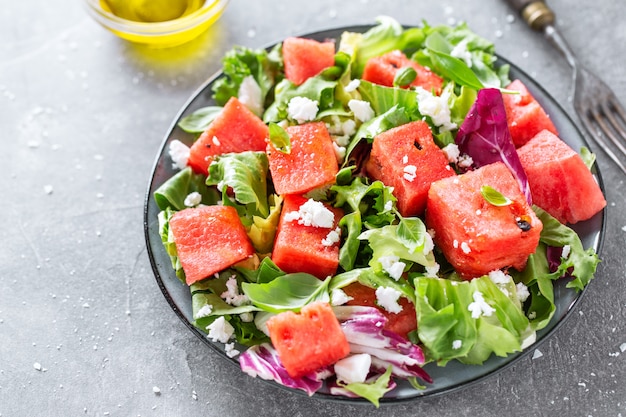 Insalata estiva con anguria e foglie di insalata