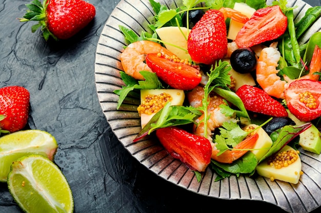 Insalata estiva con gamberi e fragole