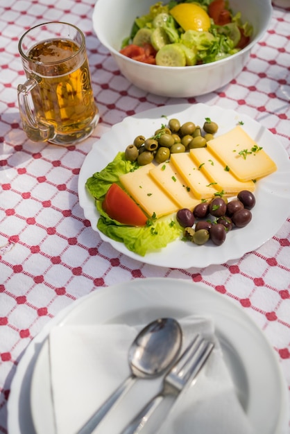 Insalata estiva con olive pomodori e formaggio