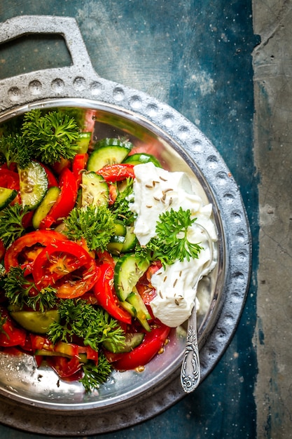 Insalata estiva con pomodoro, cetriolo e kurt di bufala