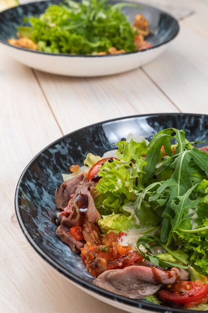 Insalata estiva con roast beef, rucola e pomodori secchi