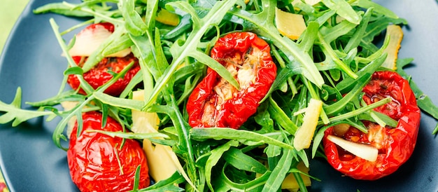 Insalata estiva con rucola e pomodori secchi