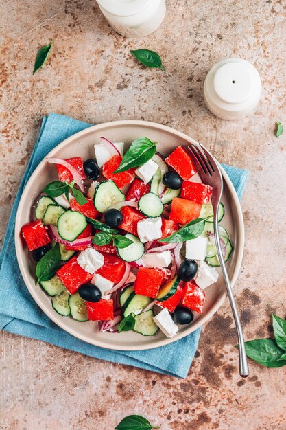 Insalata estiva di anguria con basilico di cetriolo e formaggio feta