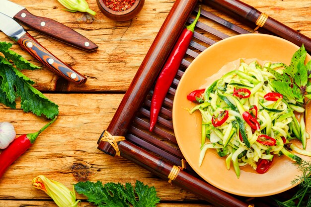 Insalata estiva di zucchine fresche, peperoni e aglio.Insalata di verdure