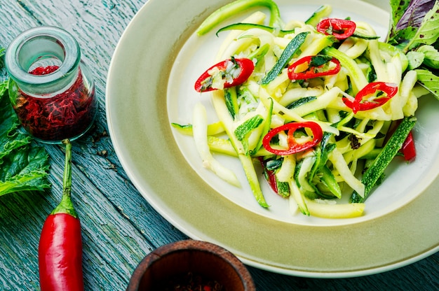 Insalata estiva di zucchine fresche, peperoni e aglio.Insalata di verdure