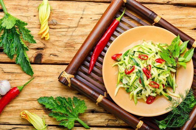 Insalata estiva di zucchine fresche, peperoni e aglio.Insalata di verdure