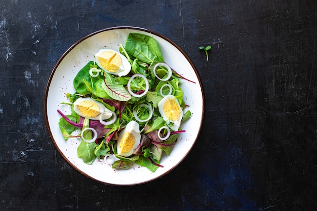 Insalata estiva fresca, uova, verdure, foglie verdi, mescolare spinaci, rucola, lattuga, cibo sano