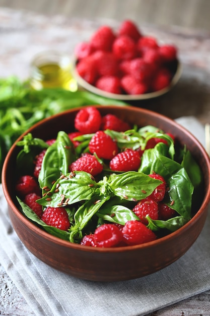 Insalata estiva sana di lamponi con basilico in una ciotola