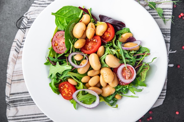 Insalata fagioli bianchi foglie di pomodoro mix di lattuga petali porzione fresca pasto sano dieta spuntino