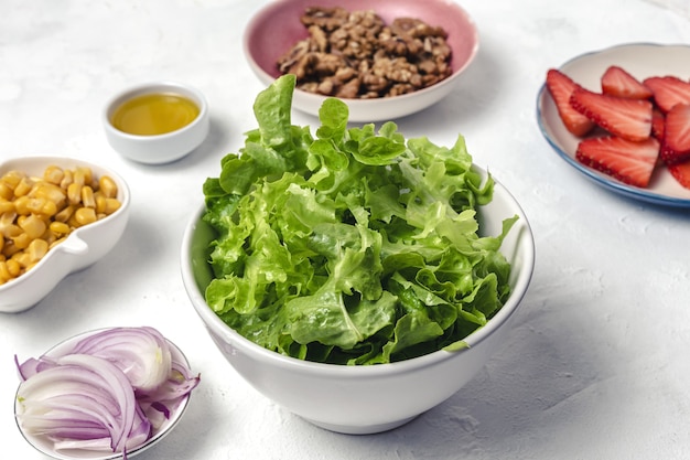 Insalata fatta in casa con lattuga e cipolla rossa in una ciotola