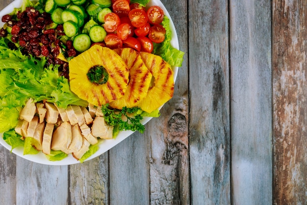 Insalata festiva con verdure, frutta e pollo