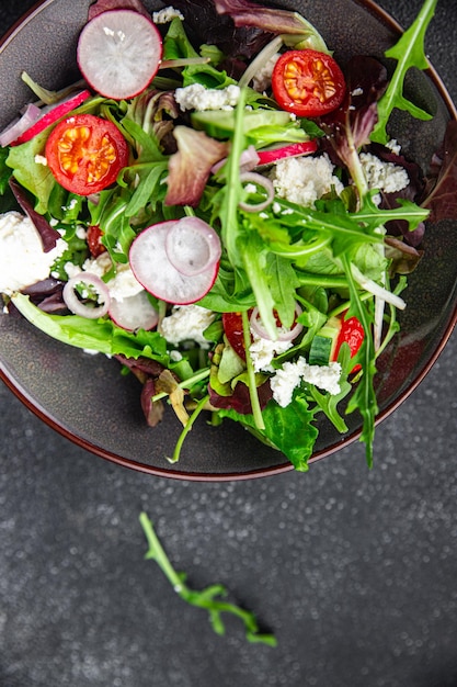 insalata formaggio foglie verdi verdura ravanello pomodoro cetriolo pasto cibo spuntino sul tavolo