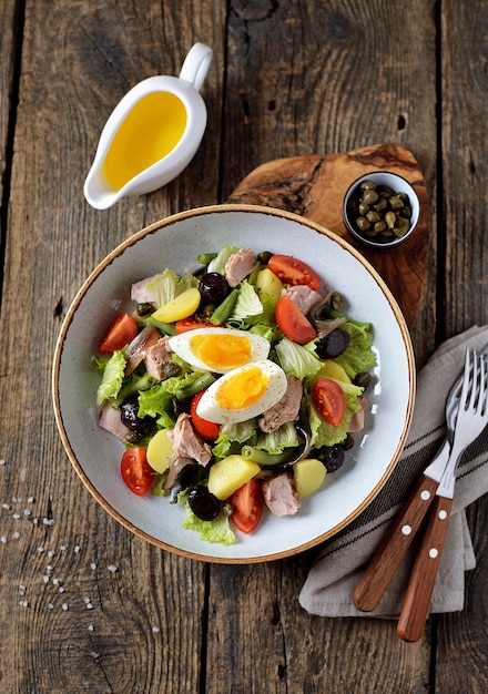 Insalata francese con tonno, patate lesse, uova, fagiolini, pomodori e acciughe