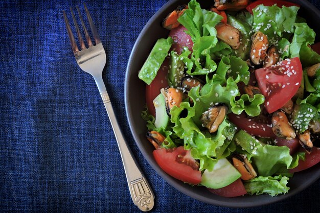 Insalata fresca con avocado e cozze