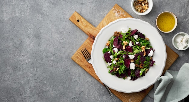 Insalata fresca con barbabietole grigliate, formaggio feta e noci