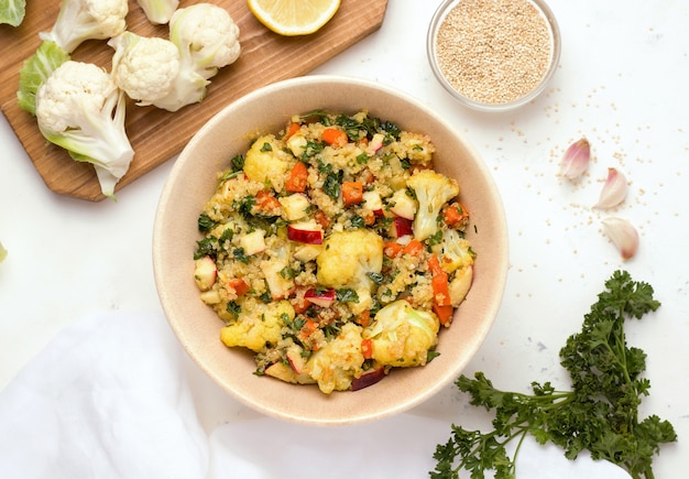 Insalata fresca con cavolfiore in umido e quinoa