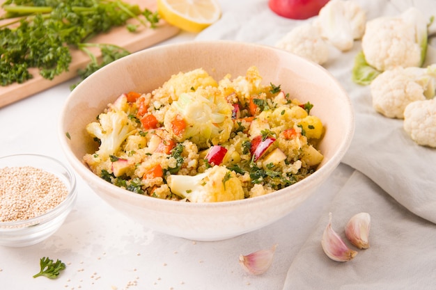 Insalata fresca con cavolfiore in umido e quinoa