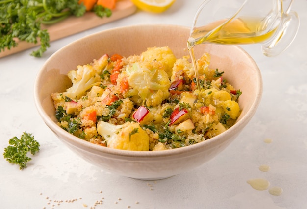 Insalata fresca con cavolfiore in umido e quinoa