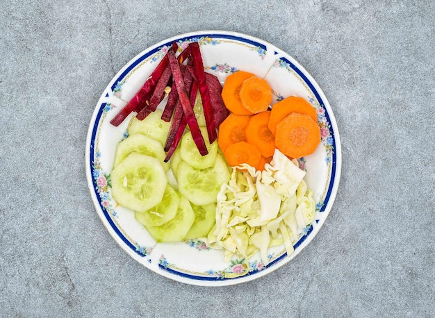 Insalata fresca con cetriolo, carota, cavolo cappuccio e cipolla servita nella vista dall'alto del piatto del cibo indiano e pakistano