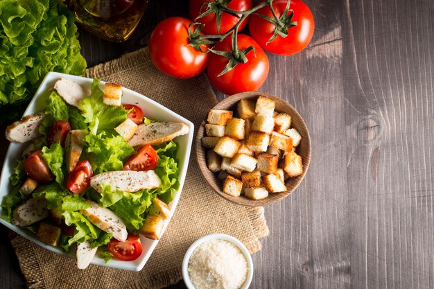 Insalata fresca con delizioso petto di pollo, rucola, spinaci, cavolo, rucola e pomodoro