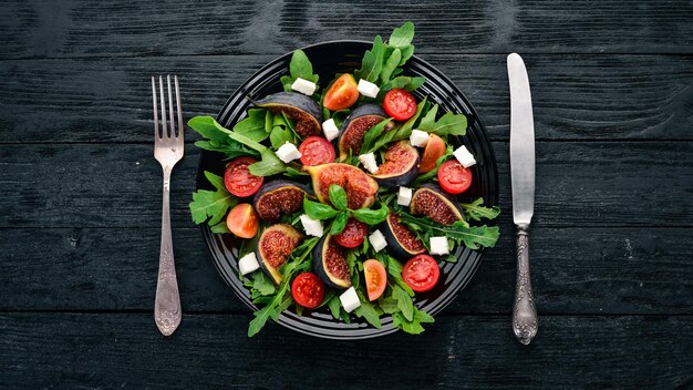 Insalata fresca con fichi foglie di rucola pomodorini e feta Spazio libero per il testo Vista dall'alto