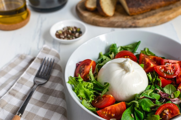 Insalata fresca con formaggio burrata italiano