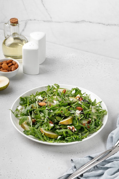 Insalata fresca con formaggio feta rucola verde e pere mandorle noci Dieta delicatezza Insalata di frutta verde