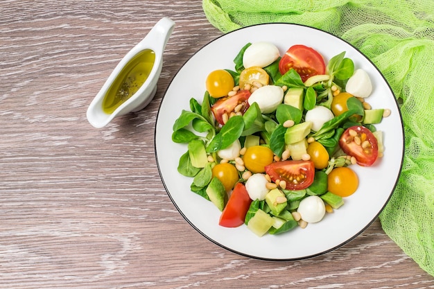 Insalata fresca con mozzarella pomodori avocado e lattuga