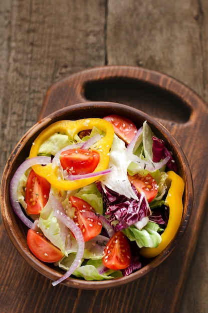 Insalata fresca con peperoni, pomodori e cipolla.