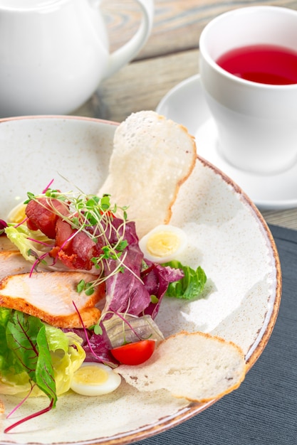 Insalata fresca con petto di pollo e pomodoro