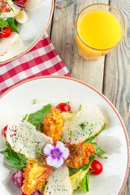 Insalata fresca con petto di pollo, rucola e pomodoro. Vista dall'alto