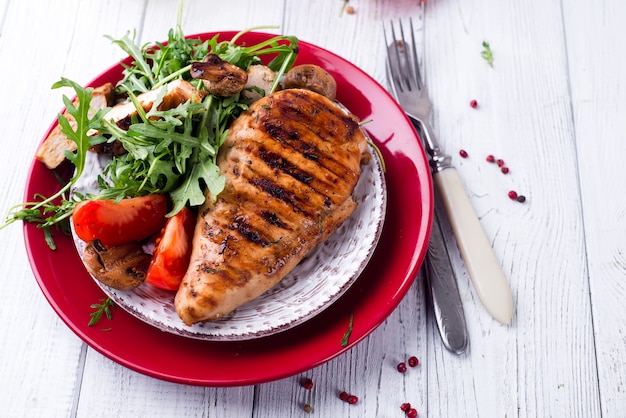 Insalata fresca con petto di pollo