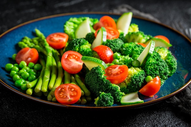 Insalata fresca con pomodorini asparagi e broccoli