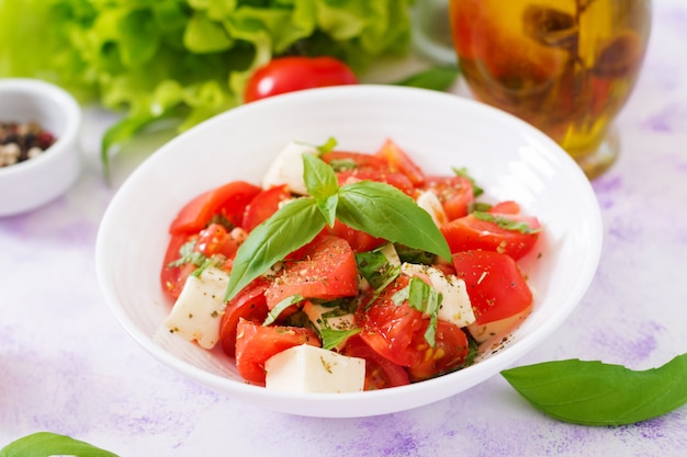 Insalata fresca con pomodoro, mozzarella e basilico