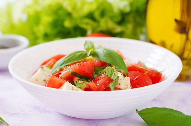 Insalata fresca con pomodoro, mozzarella e basilico