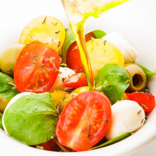 Insalata fresca con pomodoro, mozzarella e olio d'oliva