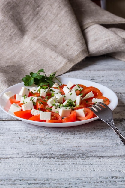 Insalata fresca con pomodoro mozzarella ed erbe aromatiche