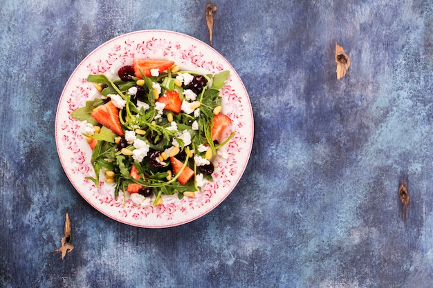 Insalata fresca con rucola, ciliegia, fragola, formaggio feta