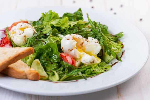 Insalata fresca con rucola e uova