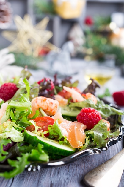 Insalata fresca con salmone affumicato