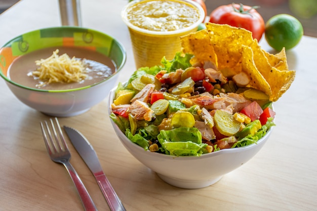 Insalata fresca con zuppa servita in tavola