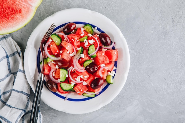 Insalata fresca di anguria estiva con feta, cetrioli, olive e cipolle rosse Vista dall'alto