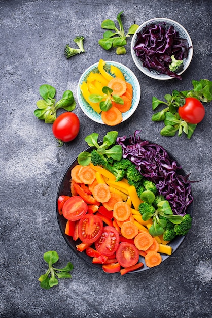 Insalata fresca di arcobaleno vegetariano sano