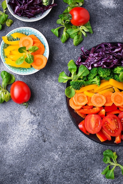 Insalata fresca di arcobaleno vegetariano sano