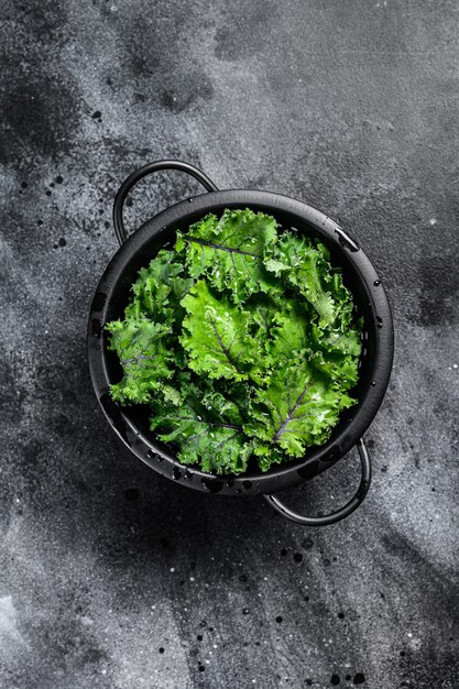 Insalata fresca di cavolo nero in uno scolapasta