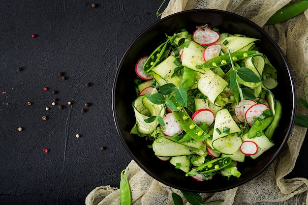 Insalata fresca di cetrioli, ravanelli, piselli ed erbe aromatiche