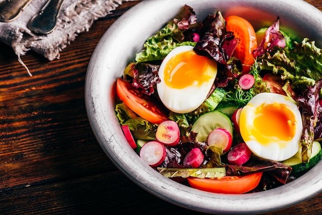 Insalata fresca di primavera con verdure nostrane e uova sode