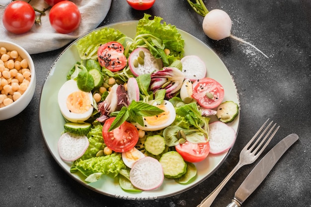 Insalata fresca di verdure e uova per una corretta alimentazione Cibo estivo Dieta per il concetto di perdita di peso