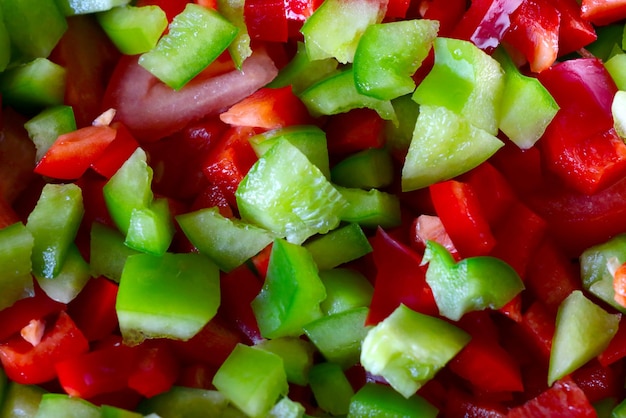 Insalata fresca e luminosa di pomodori e peperoni Sfondo di cibo insalata di verdure