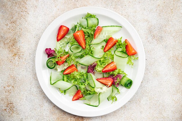 insalata fresca fragola cetriolo lattuga dieta pasto cibo spuntino sul tavolo copia spazio cibo